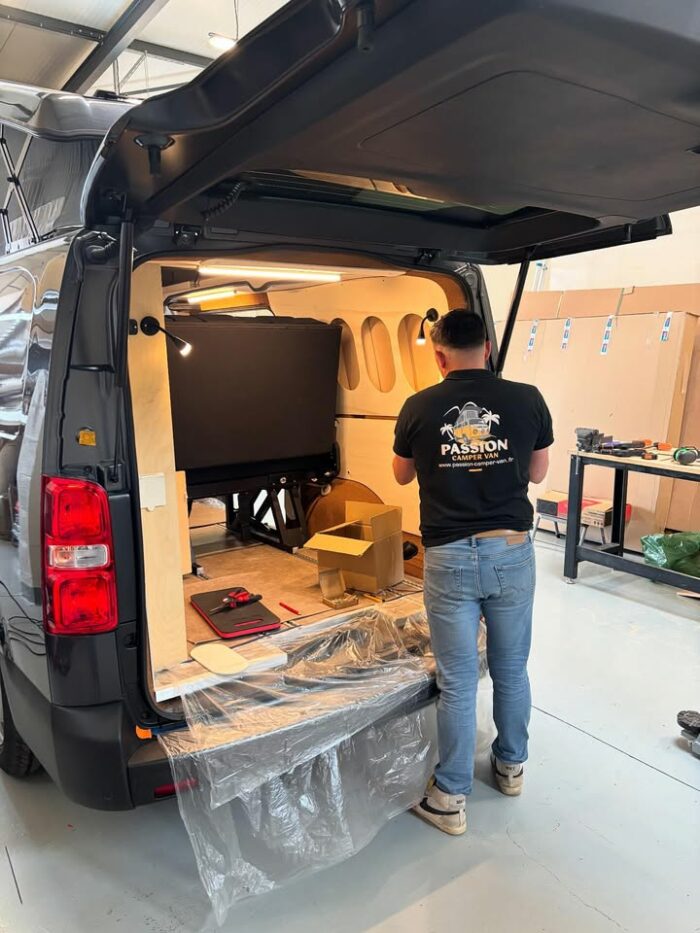 Rappelez vous?
En mode finitions pour ce superbe projet.
EQUIPEMENT complet :
Toit relevable et aménagement complet pour se Peugeot Expert